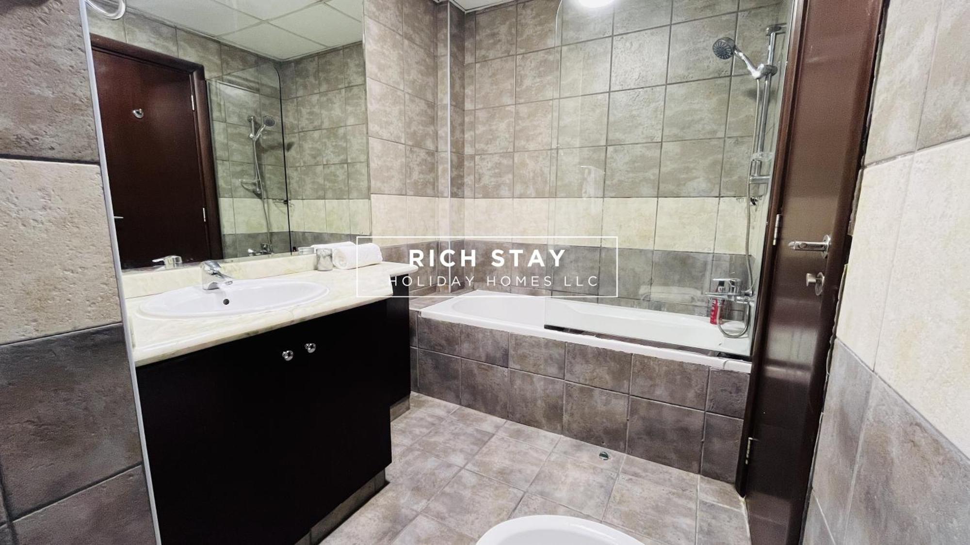 Canal View 2br & Maid In Kg Tower, Marina Apartment *