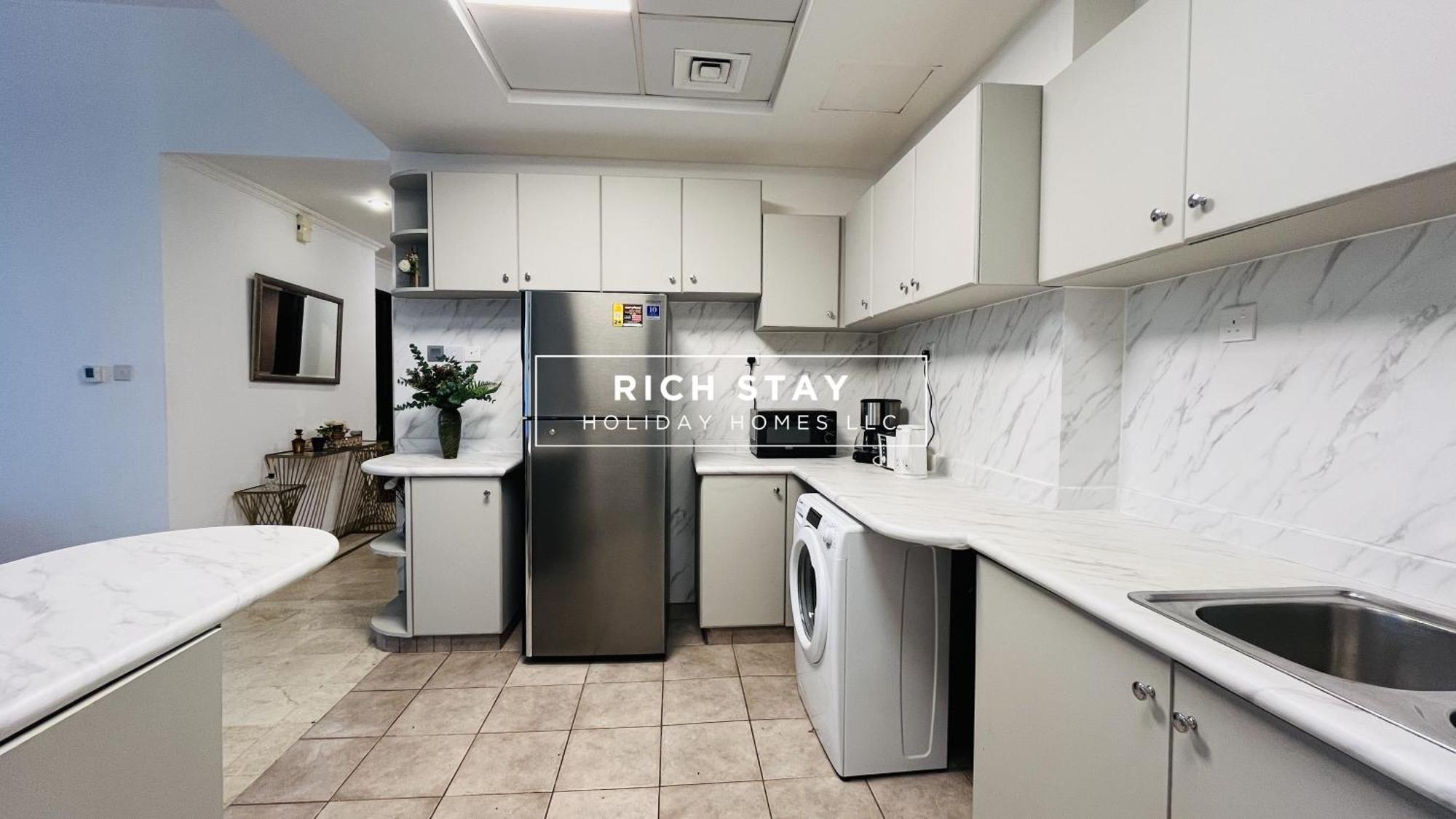 Canal View 2br & Maid In Kg Tower, Marina Apartment Dubai
