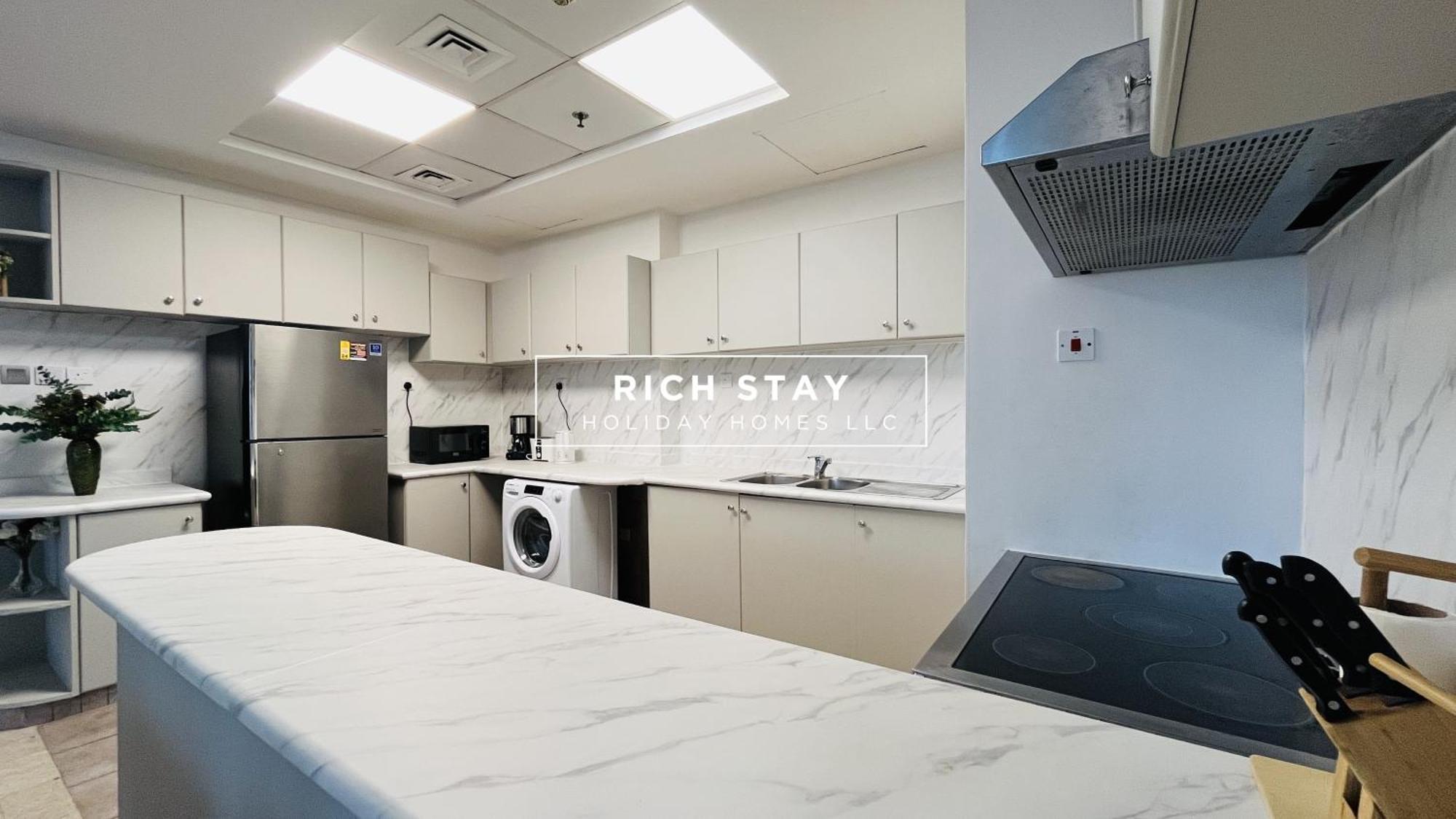 Canal View 2br & Maid In Kg Tower, Marina *