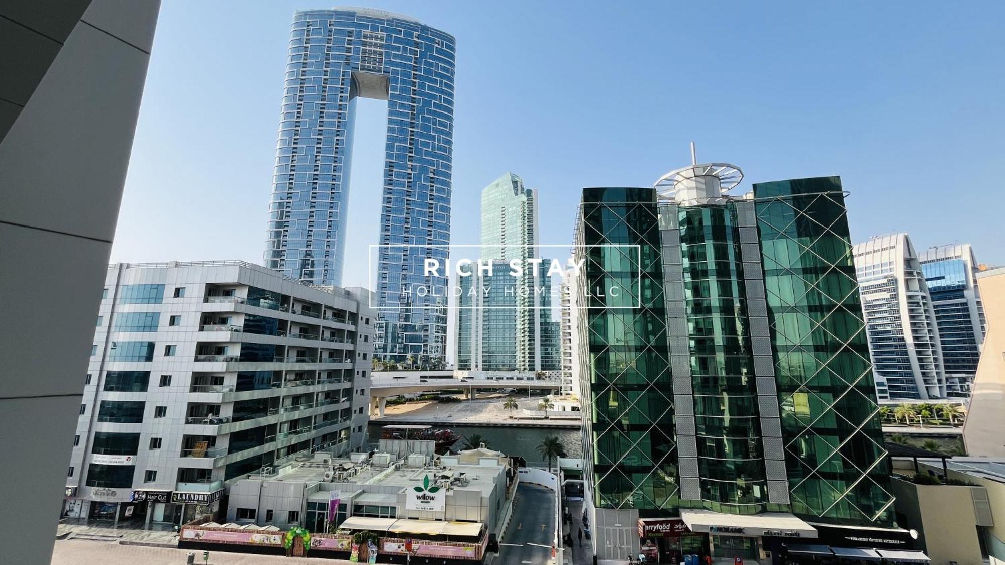 Canal View 2br & Maid In Kg Tower, Marina Dubai