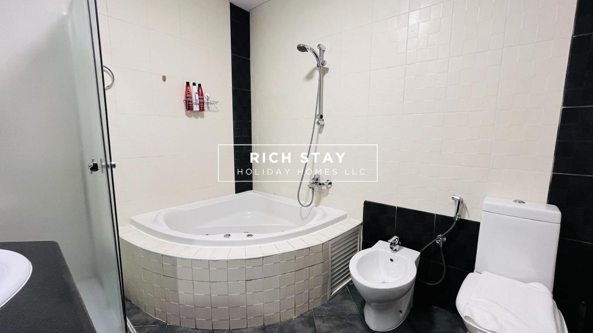Apartment Canal View 2br & Maid In Kg Tower, Marina Dubai